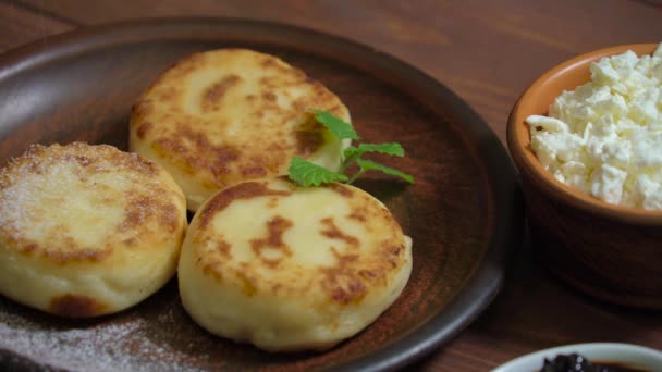 Fresh cheese pancake with cottage cheese and jam. — Stock Video