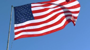 Rüzgarda dalgalanan bir Amerikan bayrağına yakın çekim