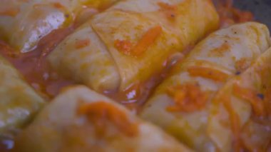 Domates soslu lahana ruloları..