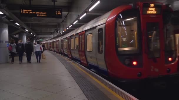 SLOW MOTION: Binnenkant van de Londense metro. — Stockvideo