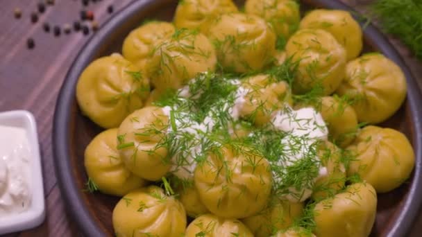 Georgian national dish Khinkali. Laid on a clay plate. — Stock Video