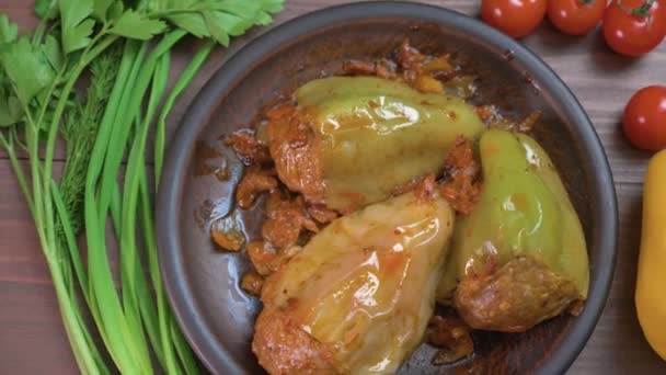 Stuffed bell peppers with meat,rice and vegetables — Stock Video