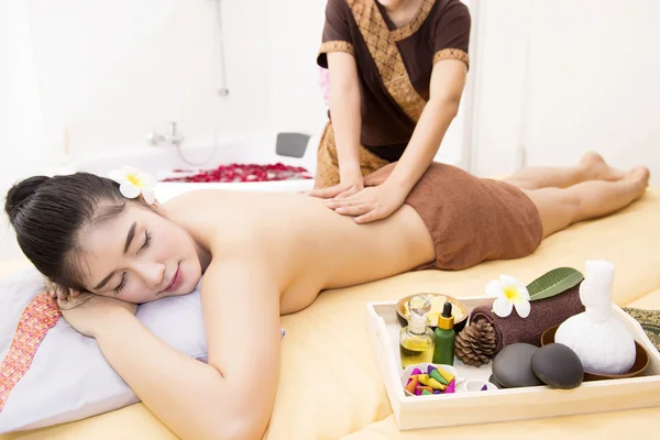 Frauen achten auf Gesundheit und Schönheit. die Wellness-Gesichts- und Körpermassage. — Stockfoto