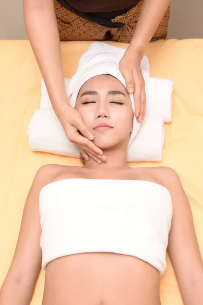 El masaje facial y corporal del spa. Las mujeres prestan atención a la salud —  Fotos de Stock