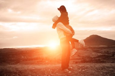 Çiftler mutlu doğal dağ sis ve güneş silüeti.