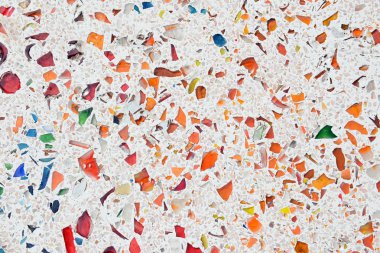 Zemin ve duvarları taş ve renkli cam dekore edilmiş.