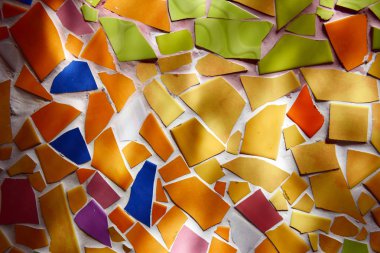 Zemin ve duvarları taş ve renkli cam dekore edilmiş.