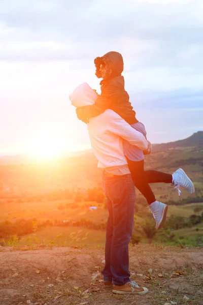 Sziluettjét festői hegyi köd és a nap a boldog párok. — Stock Fotó