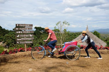Sevgi gösteren çiftler ve doğanın ortasında mutlu. Sevgililer kavramı.