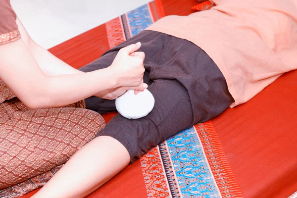 タイ式マッサージ 女性がリラックスや健康に注意を払う — ストック写真