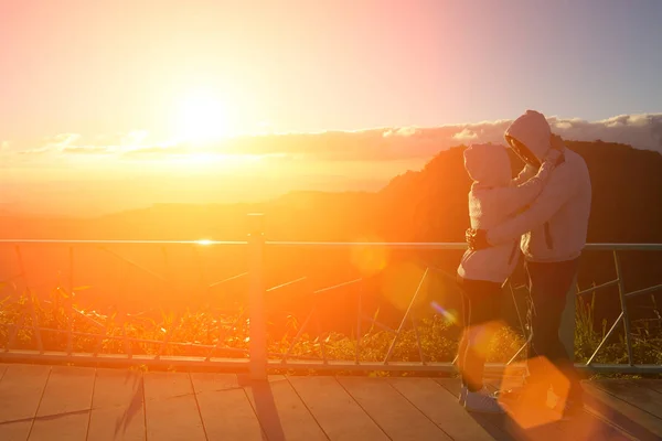 Silhouette Von Paaren Glücklich Bei Malerischem Bergnebel Und Sonne — Stockfoto