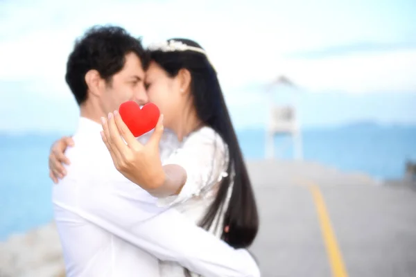 Casais Mostrando Amor Feliz Meio Natureza — Fotografia de Stock