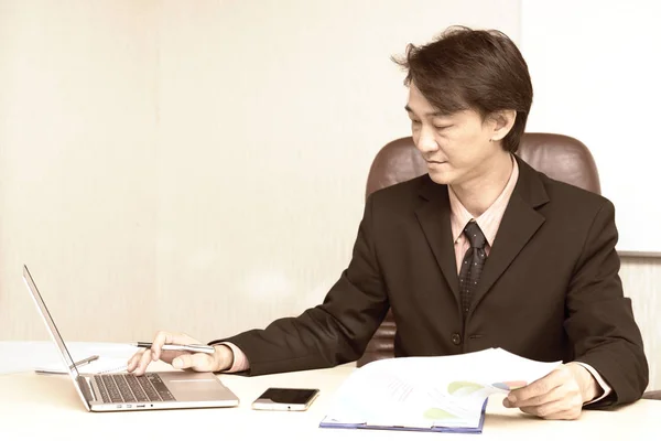 Uomo Affari Che Lavora Con Documenti Laptop — Foto Stock