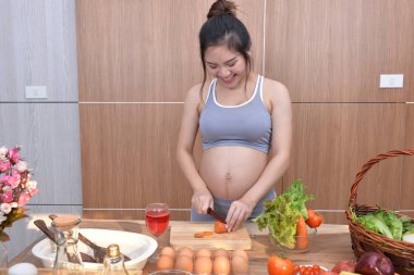 Hamile kadınlar sağlıklı kalmak sağlıklı bir diyet yemek.