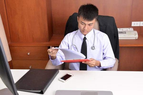 Ofiste Çalışan Genç Bir Doktor — Stok fotoğraf