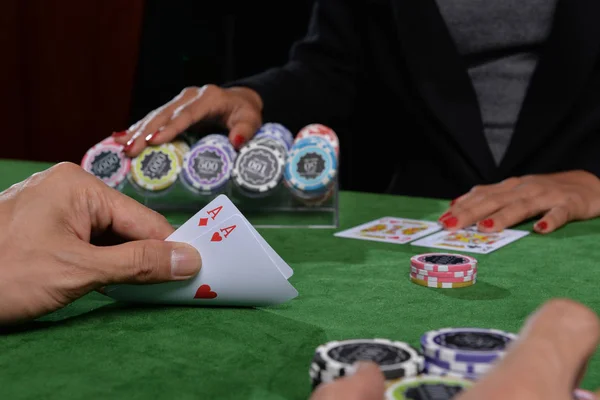 Çalışanlar müşteriler casinolar oynamaya davet ediyoruz.. — Stok fotoğraf