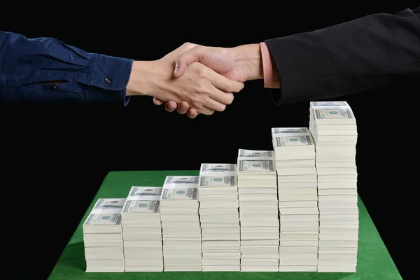 Un apretón de manos que representa la cooperación empresarial y financiera . — Foto de Stock