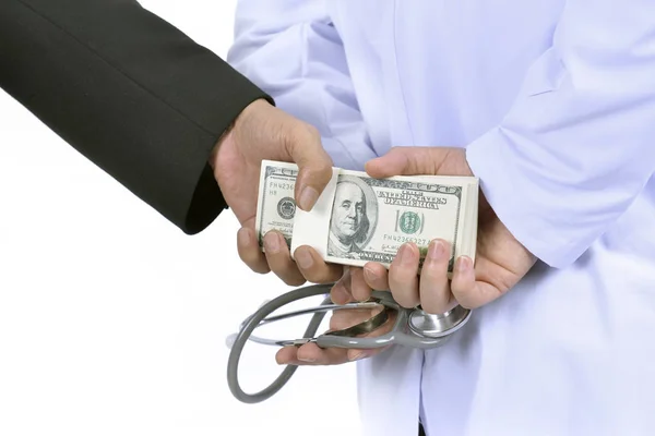 O empresário entregou secretamente o dinheiro ao médico. Corrupção — Fotografia de Stock