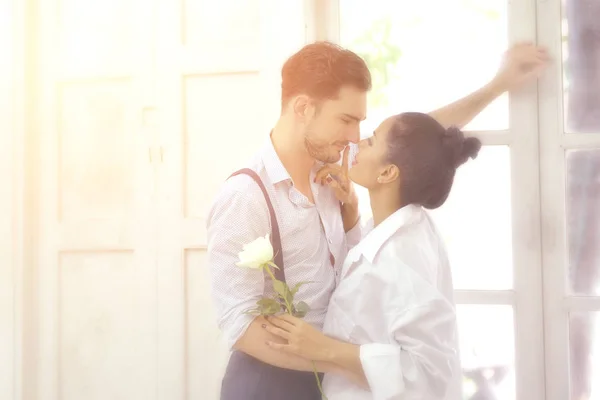 Paare Leben Glücklich Zusammen Einem Schönen Zuhause — Stockfoto