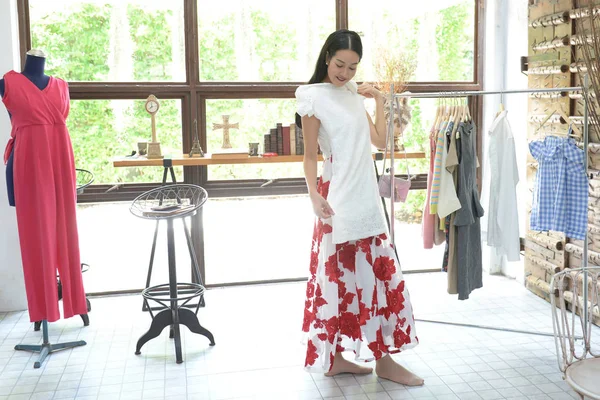 Tasarımcı ekip çalışması kavramı: Moda Tasarımcısı manken Office yakınındaki çalışma