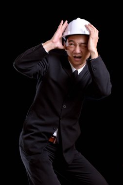 Genç bir siyah arka plan üzerine mühendis