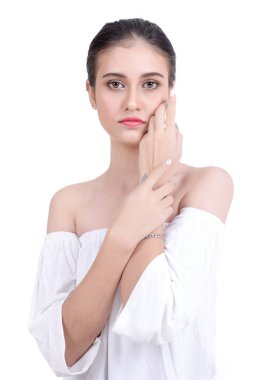 Güzel kadın yüz Studio beyaz arka plan üzerinde