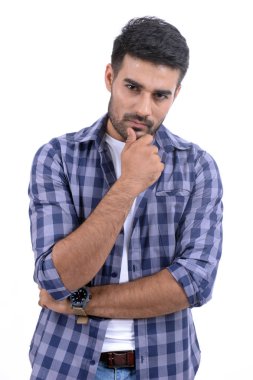 Beyaz bir arka plan üzerinde farklı ifadelerle yakışıklı adam.