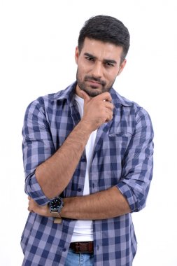 Beyaz bir arka plan üzerinde farklı ifadelerle yakışıklı adam.