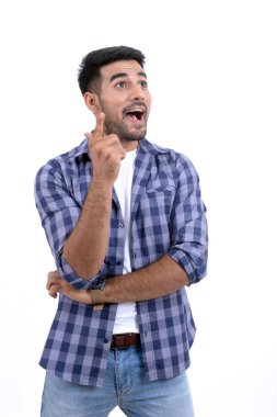 Beyaz bir arka plan üzerinde farklı ifadelerle yakışıklı adam.