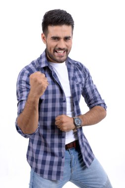 Beyaz bir arka plan üzerinde farklı ifadelerle yakışıklı adam.