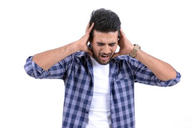 Beyaz bir arka plan üzerinde farklı ifadelerle yakışıklı adam.