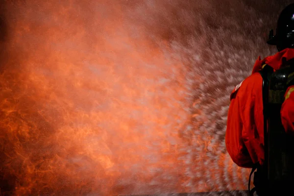 Taladros contra incendios en el centro de entrenamiento regularmente para prepararse . — Foto de Stock