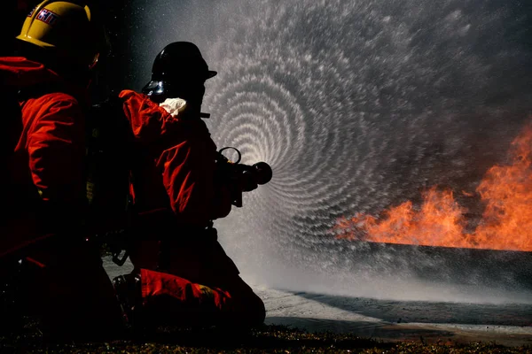 Latihan kebakaran di pusat pelatihan secara teratur untuk bersiap-siap . — Stok Foto