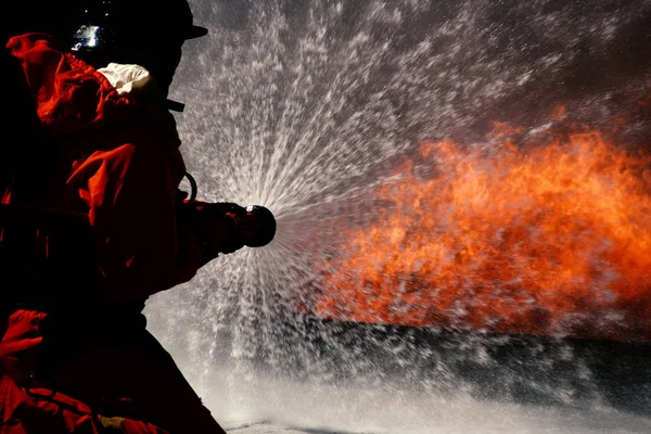 Taladros contra incendios en el centro de entrenamiento regularmente para prepararse . — Foto de Stock