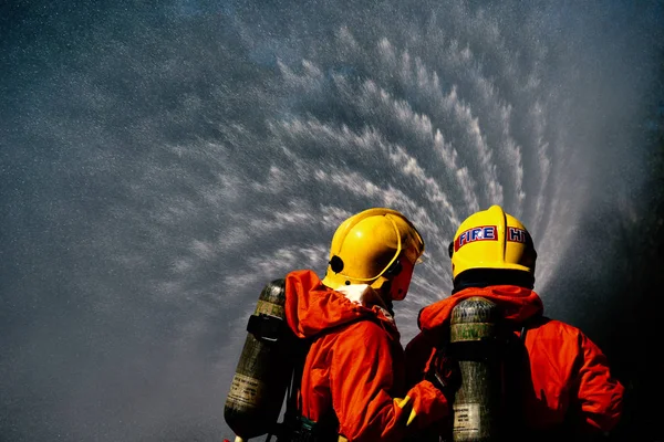 Taladros contra incendios en el centro de entrenamiento regularmente para prepararse . — Foto de Stock