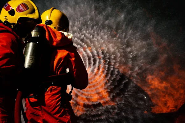 Exercícios de incêndio no centro de treinamento regularmente para se preparar . — Fotografia de Stock