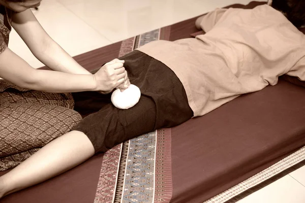 Тайский массаж и спа: традиционный массаж помогает облегчить боль — стоковое фото