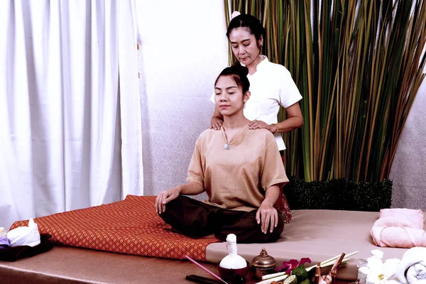 Spa en massage: Thai massage en spa voor genezing en relaxatio — Stockfoto