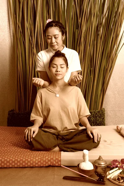 Spa en massage: Thai massage en spa voor genezing en relaxatio — Stockfoto