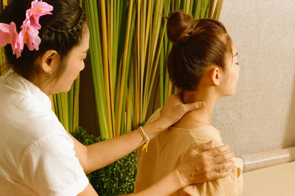 Wellness und Massage: Thai-Massage und Wellness für Heilung und Entspannung — Stockfoto