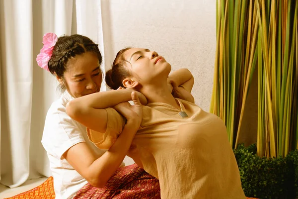 水疗和按摩: 泰国按摩和水疗中心, 用于治疗和 relaxatio — 图库照片