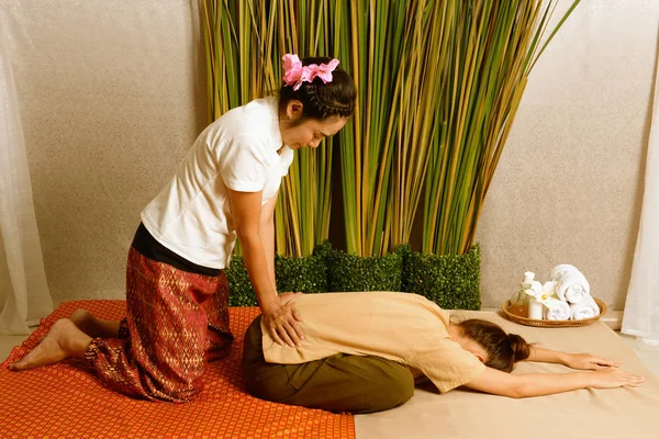 Wellness und Massage: Thai-Massage und Wellness für Heilung und Entspannung — Stockfoto