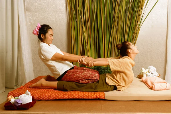 Спа-центр і масажний: тайський масаж і спа-центр для зцілення і relaxatio — стокове фото