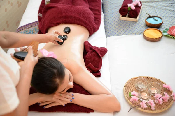 Wellness a masáže: thajské masáže a lázně pro léčení a relaxatio — Stock fotografie