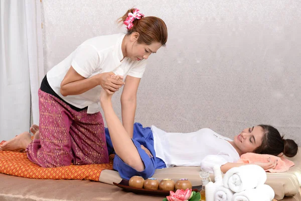 Σπα & μασάζ: ταϊλανδικό μασάζ και spa για την επούλωση και relaxatio — Φωτογραφία Αρχείου