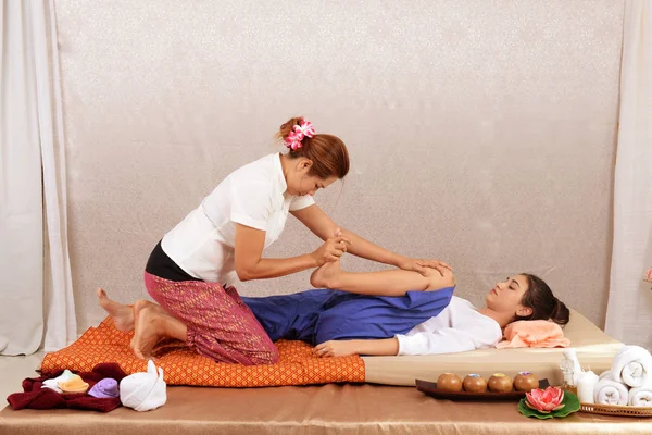 Spa en massage: Thai massage en spa voor genezing en relaxatio — Stockfoto