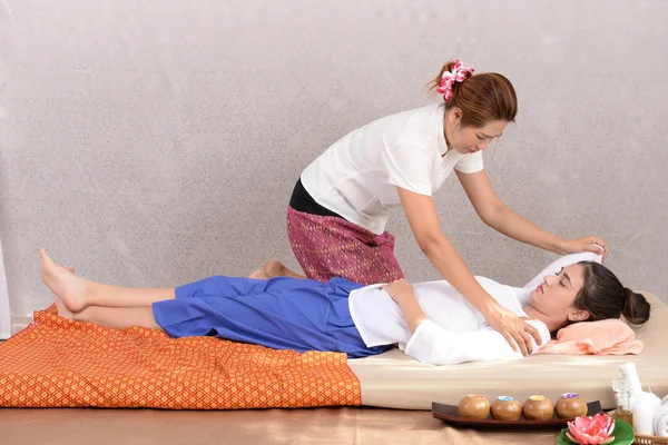 Spa en massage: Thai massage en spa voor genezing en relaxatio — Stockfoto