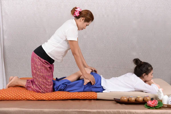 Σπα & μασάζ: ταϊλανδικό μασάζ και spa για την επούλωση και relaxatio — Φωτογραφία Αρχείου