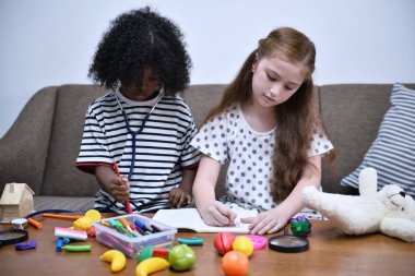 Oynayarak öğrenme çocukların ve becerileri geliştirmek.