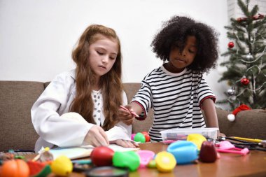 Oynayarak öğrenme çocukların ve becerileri geliştirmek.